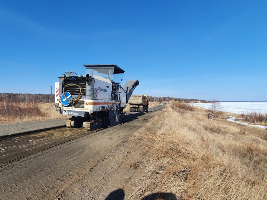 В Zабайкалье продолжили ремонт дороги вдоль озера Арахлей